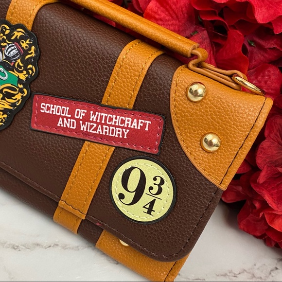 Harry Potter Hogwarts School Trunk Clutch Handbag Crossbody - Picture 8 of 16